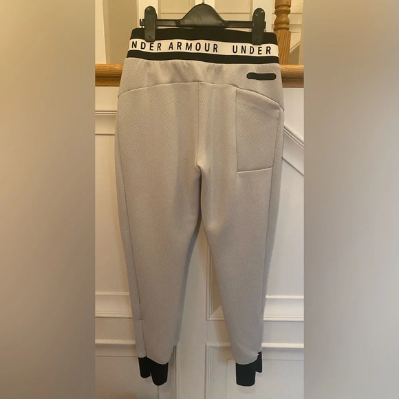 Under Armor women’s UA move core pants.‎ Size xs. All over pin dot pattern. EUC - Picture 3 of 5